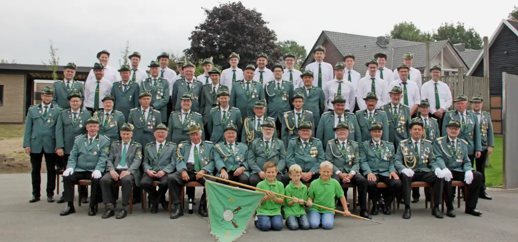 Gruppenfoto der III. Kompanie Langenteilen, davor drei Kinder mit der Kompaniefahne