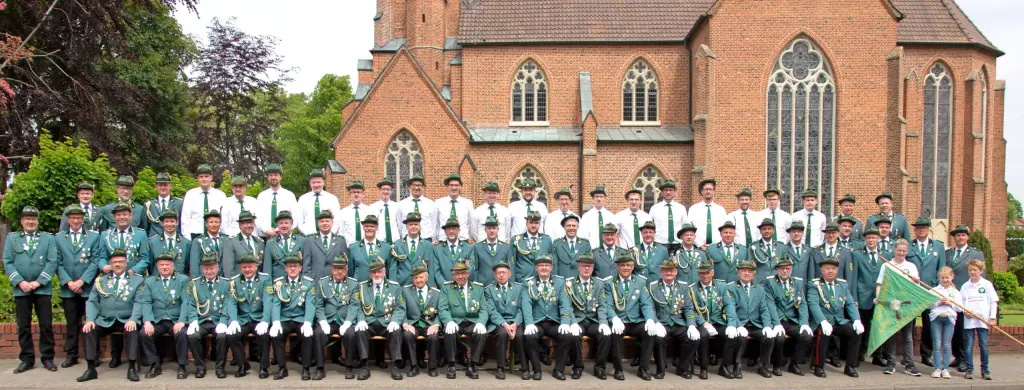 Gruppenfoto der V. Kompanie Osterfeine Ort vor der Kirche