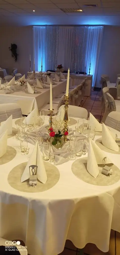 Eingedeckter Tisch mit Stühlen im Schützentreff