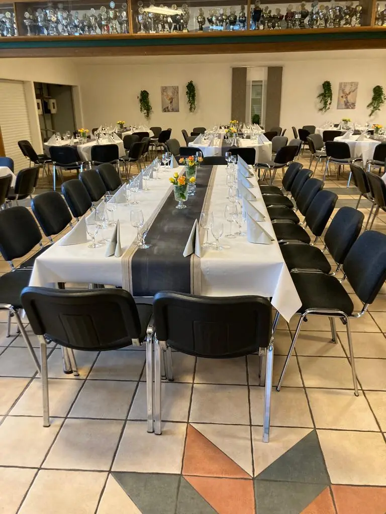 Lange eingedeckte Tafel im Schützentreff
